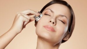 ماذا تحقق مكعبات الثلج للوجه؟ ترطيب بارد ونضارة يومية