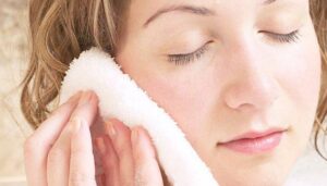 ماذا تحقق مكعبات الثلج للوجه؟ ترطيب بارد ونضارة يومية