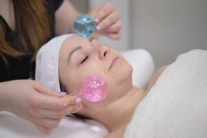 ماذا تحقق مكعبات الثلج للوجه؟ ترطيب بارد ونضارة يومية