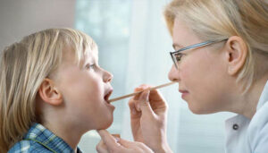 علاج التهاب اللوزتين بالأعشاب والوصفات المنزلية