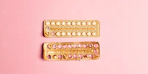 إلى متى يمكن الاستمرار في استخدام حبوب منع الحمل بأمان دون أضرار