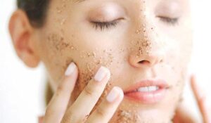 وداعًا لجفاف البشرة: أسباب تقشير الوجه وحلول فورية