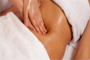 زيت اللوز الحلو اللمسة الذهبية لجمال البشرة والشعر