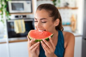 أفضل الأطعمة والأعشاب لطرد السوائل الزائدة من الجسم