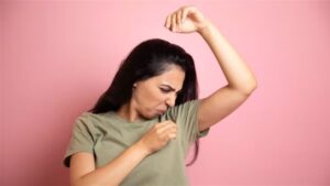 رائحة الجسم الكريهة: 7 أسباب شائعة وعلاجات منزلية فورية