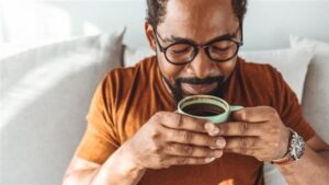 سر رعشة اليدين: التوتر، الكافيين، والعلاجات الطبيعية