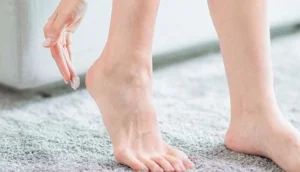 إزالة الجلد الميت بأبسط الطرق: سرّ الحصول على بشرة ناعمة ومتجددة