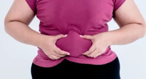 خطوط التمدد المزعجة: اكتشفي الأسباب و5 طرق لتفتيحها