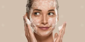 إزالة الجلد الميت بأبسط الطرق: سرّ الحصول على بشرة ناعمة ومتجددة