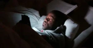 الضوء الأزرق المنبعث من شاشة هاتفك يهدد عينيك ونومك دون أن تشعر