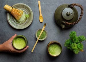 اكتشف سحر الماتشا: الشاي الأخضر الياباني للصحة والحيوية اليومية