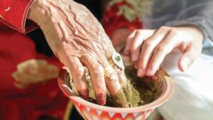 من النقش إلى العناية: كل ما تحتاجين معرفته عن الحنّاء