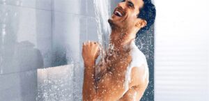 ماذا يفعل الماء البارد بجسمك؟ أسرار لا تعرفينها عن الدش الصباحي