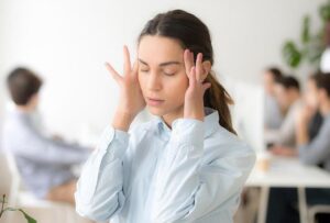 الدوخة المفاجئة: أسبابها الخطيرة وعلاجات منزلية فورية