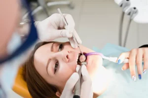 لماذا يفوح فمك رائحة سيئة رغم التنظيف؟ دليل شامل للحلول