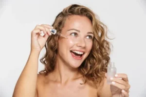 مفعول السحر في قطرة: كيف يرطّب الهيالورونيك أسيد بشرتك من الداخل