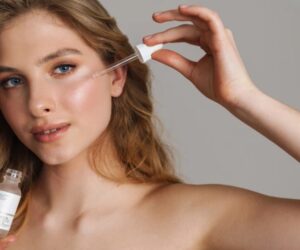 مفعول السحر في قطرة: كيف يرطّب الهيالورونيك أسيد بشرتك من الداخل