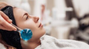 ماذا تحقق مكعبات الثلج للوجه؟ ترطيب بارد ونضارة يومية