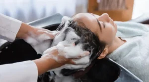 سر الدهون الزائدة في الشعر: غسيل خاطئ ووصفات طبيعية فعالة