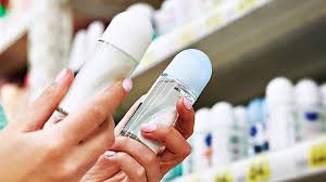 مزيلات العرق التجارية: حقيقة الأضرار أم شائعات مبالغ فيها؟ دليل علمي شامل