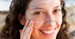 دليل العناية اليومية بالبشرة الحساسة خطوة بخطوة