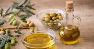 من المطبخ إلى تاجكِ زيت الزيتون يعيد لمعان شعركِ في 7 أيام