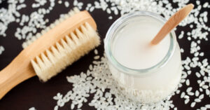 ماء الأرز يعزز جمال شعرك: قوة ولمعان يومي