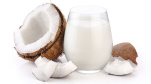 حليب جوز الهند يرطب الجلد ويحرق الدهون: أهم 6 استخدامات طبيعية