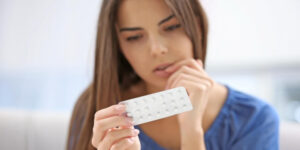 إلى متى يمكن الاستمرار في استخدام حبوب منع الحمل بأمان دون أضرار