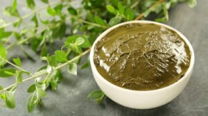 من النقش إلى العناية: كل ما تحتاجين معرفته عن الحنّاء