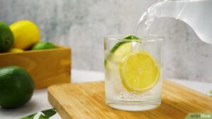 هل شرب الليمون على الريق آمن فعلًا؟ إليك ما يقوله الخبراء