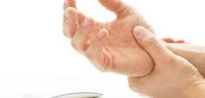 سر رعشة اليدين: التوتر، الكافيين، والعلاجات الطبيعية