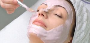 دليل العناية اليومية بالبشرة الحساسة خطوة بخطوة