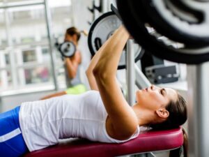 8 فوائد رفع الأثقال للنساء: عضلات مشدودة وعظام قوية في أشهر