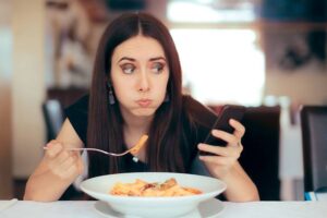 جوع نفسي بعد الشبع: الأسباب الخفية و5 طرق للسيطرة عليه