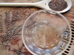 كل ما تحتاجين معرفته عن بذور الكتان لشعر صحي وجميل