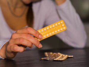 إلى متى يمكن الاستمرار في استخدام حبوب منع الحمل بأمان دون أضرار