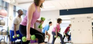 خطوط التمدد المزعجة: اكتشفي الأسباب و5 طرق لتفتيحها