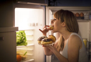جوع عاطفي بعد العشاء: نظام غذائي يُهدّئ الرغبة بنسبة 70% في أسبوع