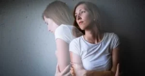 الكحول يدمّر دماغكِ في 6 أشهر: 7 أضرار تُصيب 90% من المدمنين