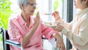 إشارات سوء التغذية في الشعر الجاف وتساقط الأظافر: حلول غذائية فورية