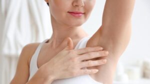 الطحينة لتفتيح المناطق الداكنة: وصفات آمنة وفوائد السمسم لبشرة أكثر توحّدًا