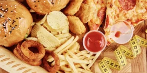 القاتل الصامت في وجبتك: ٧ أطعمة تهاجم جهازك العصبي يوميًا