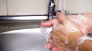 الطفح الجلدي المفاجئ يغطي وجهكِ أو جسمكِ فجأة؟ 8 أسباب تحسسية تُصيبك