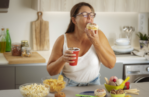 القاتل الصامت في وجبتك: ٧ أطعمة تهاجم جهازك العصبي يوميًا