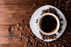 قهوة سحرية لشعر كثيف: فوائد الكافيين العلمية ووصفات منزلية فعالة لإيقاظ بصيلاتك