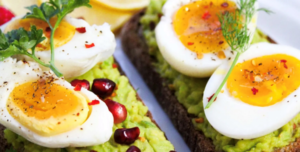 طاقة لا تنتهي: 5 وجبات صباحية تحرق الدهون وترفع المناعة