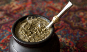 المتة والكافيين: التأثيرات على الطاقة، النوم، وضغط الدم