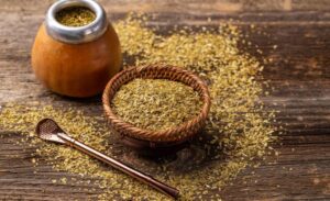 المتة والكافيين: التأثيرات على الطاقة، النوم، وضغط الدم