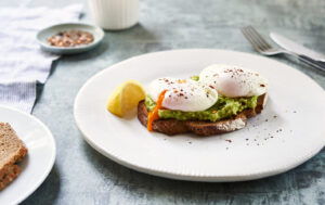 طاقة 12 ساعة يوميًا: نظام غذائي يمنع انهيارات السكر ويزيد التركيز بنسبة 33%